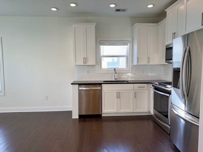 Building Photo - 1747 Stone Hedge Dr NW