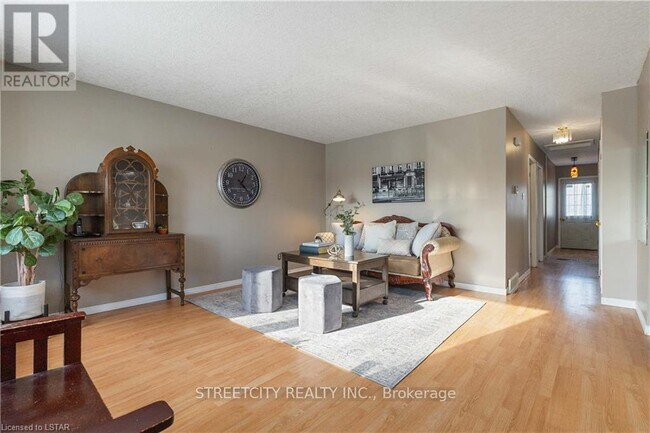 Building Photo - 95 Kinburn Crescent