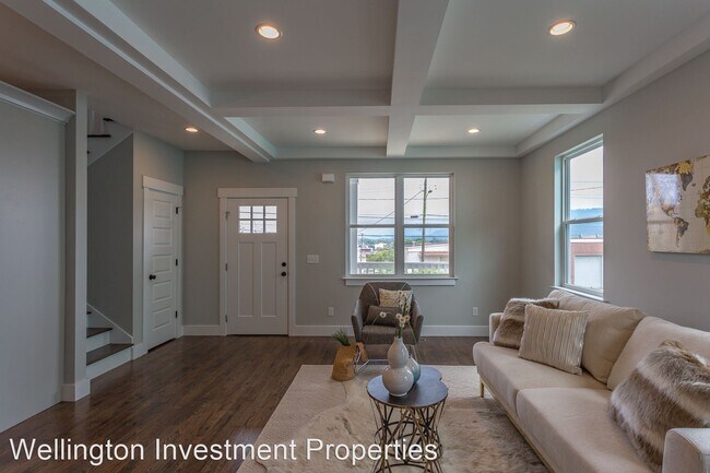 Building Photo - 4 br, 2.5 bath House - 1215 E 8th St Unit B