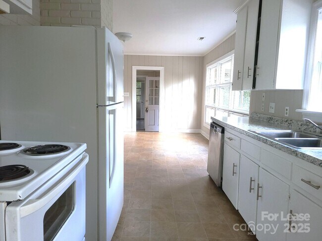 Foto del edificio - 5511 Wedgewood Dr