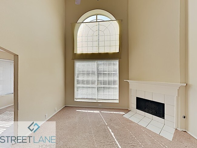Building Photo - 6-Month Lease!