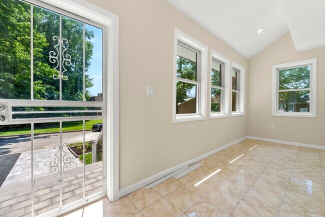 Building Photo - 1484 Sylvan Ter