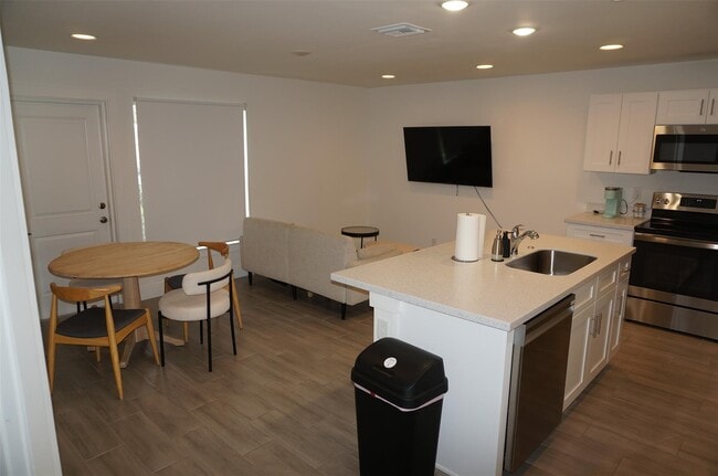 Building Photo - 575 Lilac Ct
