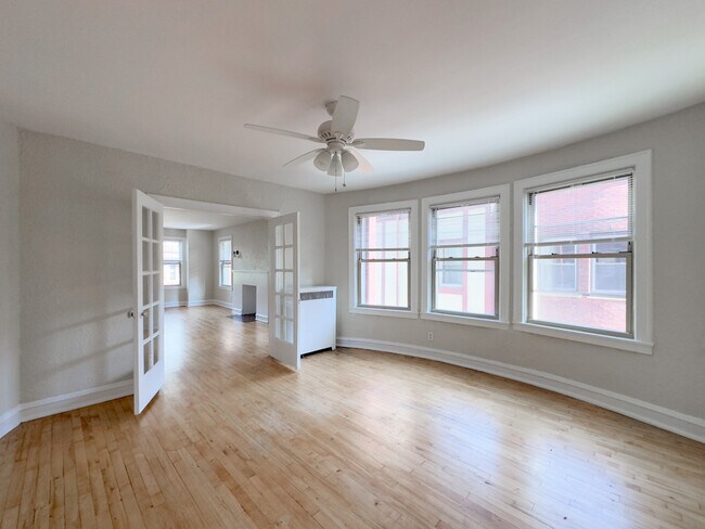 Building Photo - 525 W Cornelia Ave