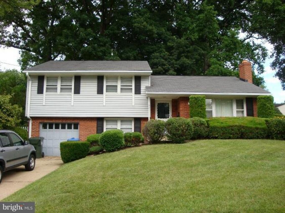 Foto principal - Immaculate 3 BD 2 BA Detached Home with Garage in Springfield, VA
