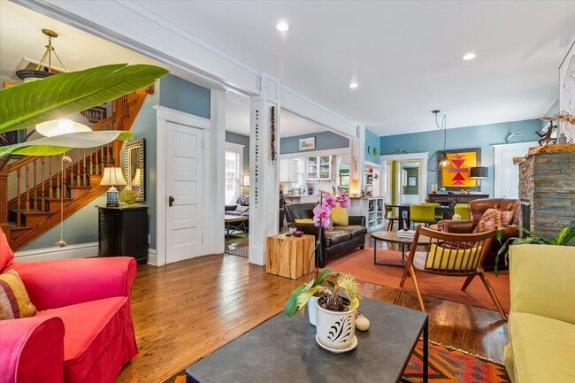 Building Photo - Furnished or unfurnished updated single family home in The Highlands.