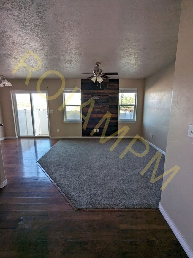 Foto del edificio - 3-Bedroom Townhome Near ISU with Attached Garage