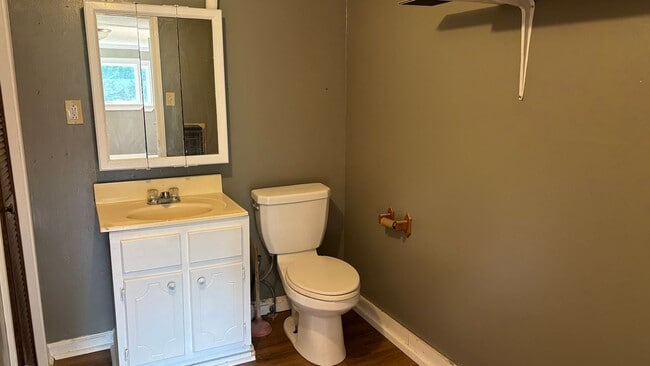 Building Photo - Small House in Country Setting