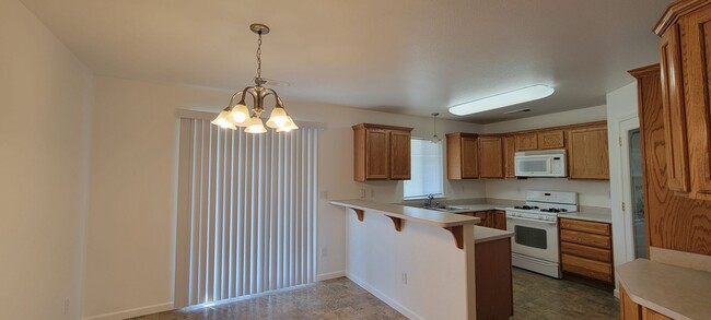 Building Photo - Great Anderson Location on Corner Lot, 3 Bedroom, 2 Bath Home