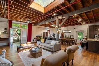 Building Photo - 585 White Cir