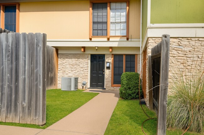 Foto del edificio - 7206 Creekside Dr