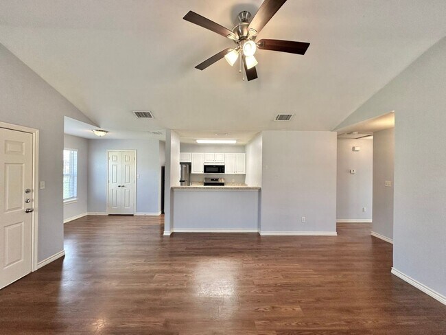 Foto del edificio - COMING SOON! 2 Bedroom 2 Bath Duplex at Ma...