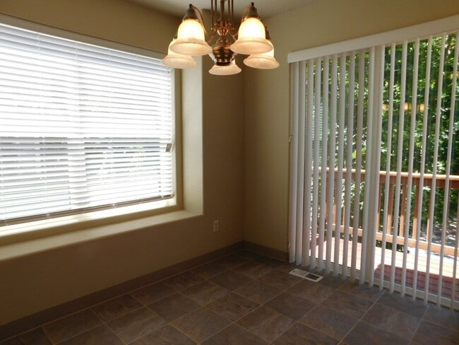 Building Photo - Updated 2 Bed 1.5 Bath Townhome in Peacefu...