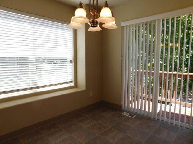 Foto del edificio - Updated 2 Bed 1.5 Bath Townhome in Peacefu...