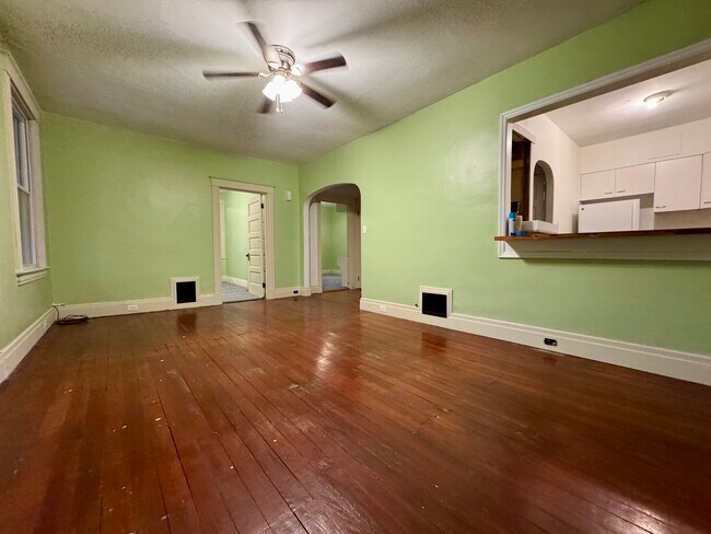 Vista de la sala de estar del segundo piso 2 - 3458 Cheviot Ave