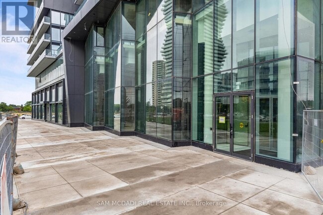 Building Photo - 448 Burnhamthorpe Rd W