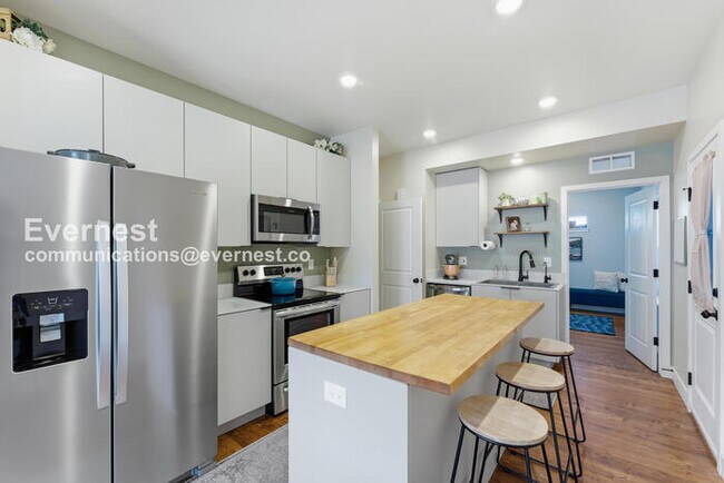 Foto del edificio - 4 Bed/3 Bath Townhome with Fenced Yard & Garage / Available Now!