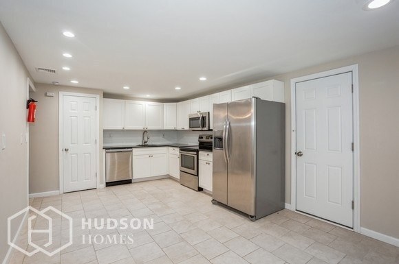Building Photo - 42 College Hills Dr