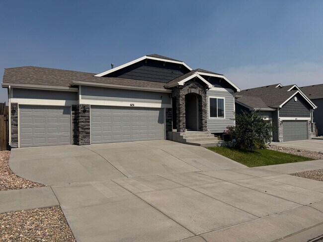 Foto del edificio - Spacious 5-Bedroom Ranch with Finished Basement, Wet Bar & 3-Car Garage