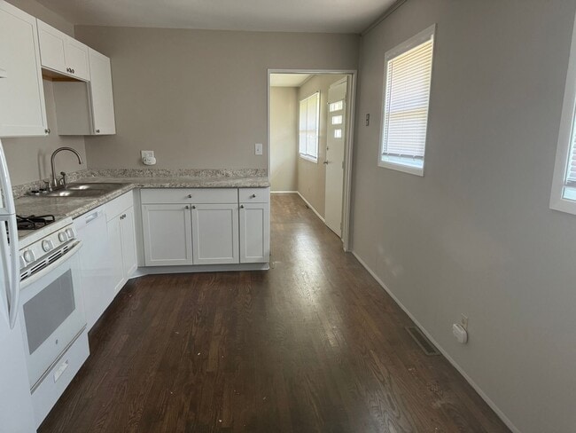 Building Photo - Updated 3 Bedroom 1 Bath Single Family Hom...