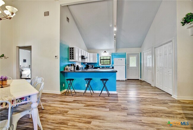 Foto del edificio - 818 Fawn River Dr