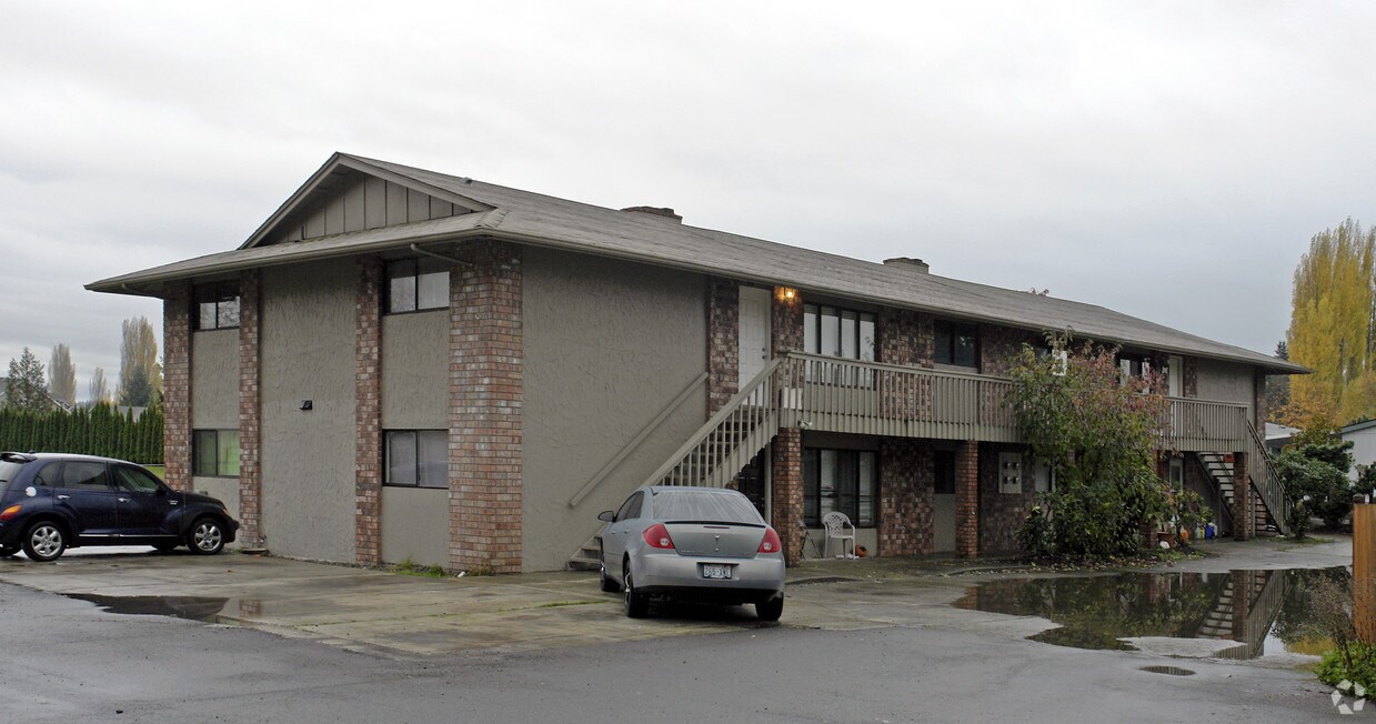 Building Photo - 15818 Elm St E