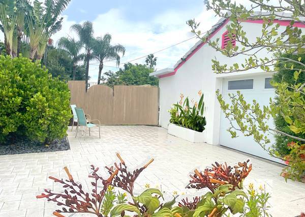 Entrada privada a 1 milla de la playa en un vecindario tranquilo. - 902 S Palmway