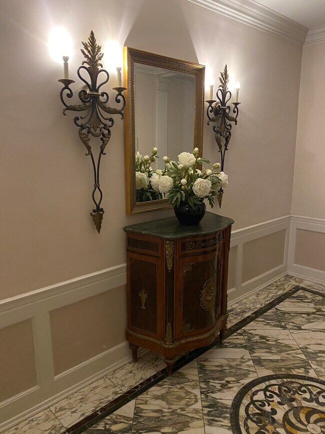 Foyer - 2000 N Lincoln Park W