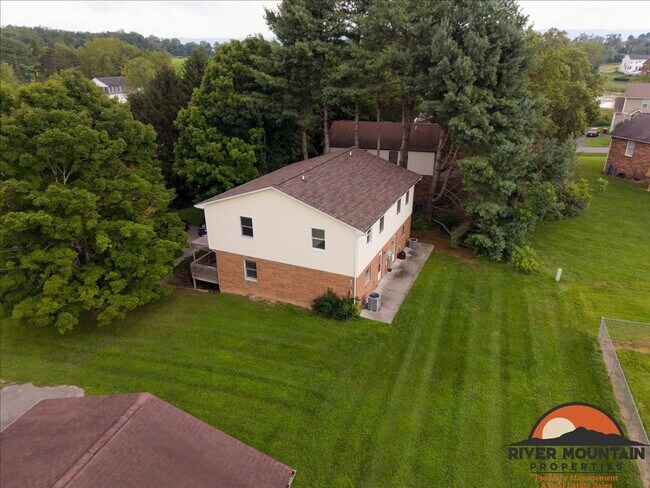 Foto del edificio - Recently Updated Home Near Virginia Tech