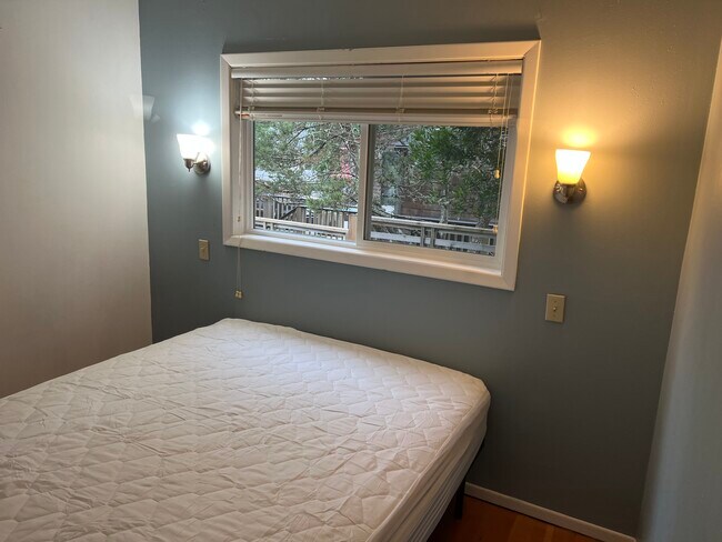 Ventana de la habitación inferior - 325 8th Ave