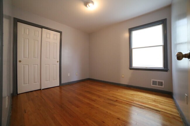 Building Photo - 400 Rose Ave