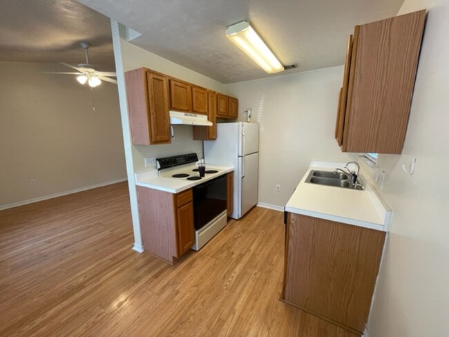 Building Photo - Spacious 1 Bedroom, 1 Bathroom Duplex