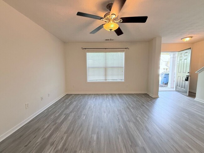 Foto del edificio - Spacious 3/2.5 Townhome in Lawrenceville