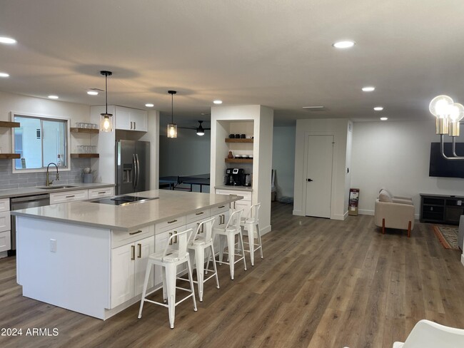 Building Photo - 8727 E Sells Dr