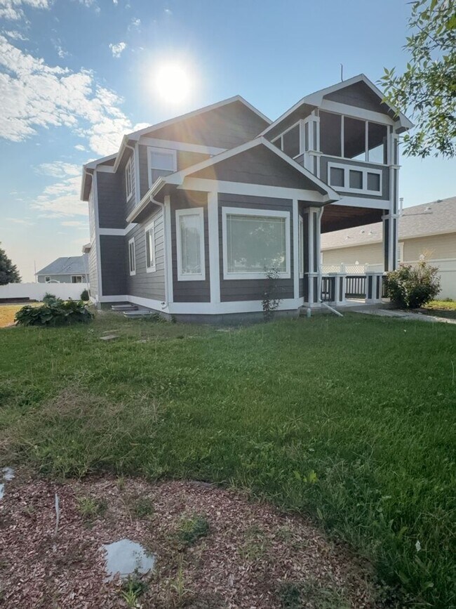 Foto del edificio - Spacious 3 Bed, 2.5 Bath Home with Oversiz...
