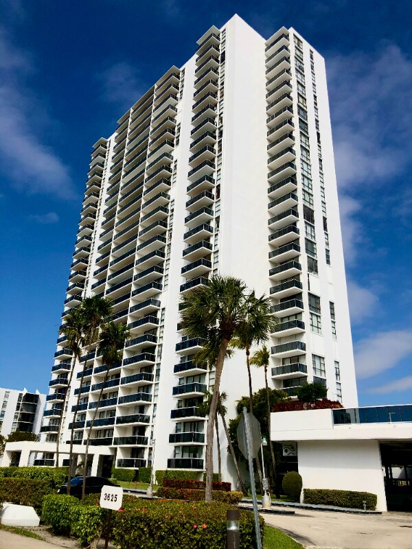 Building Photo - 3675 N Country Club Dr