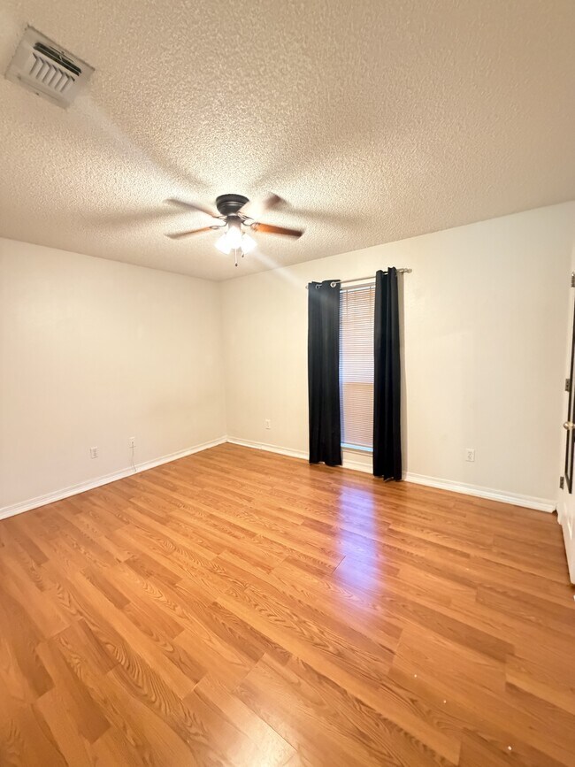 Foto del edificio - 6585 Eagle Crest Dr