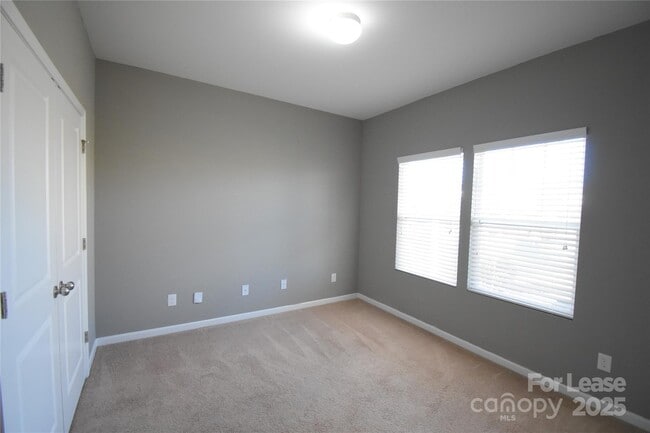 Foto del edificio - 3296 Saddlebrook Dr