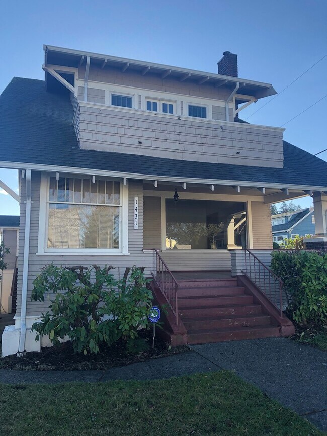 Foto del edificio - Large home/3bed 3 bath with bonus/office room just outside of PSNS and close to Bremerton Ferry
