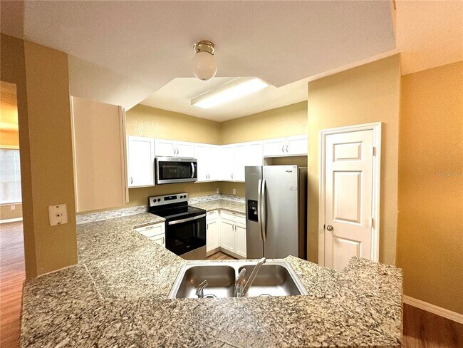 Building Photo - 2025 Erving Cir