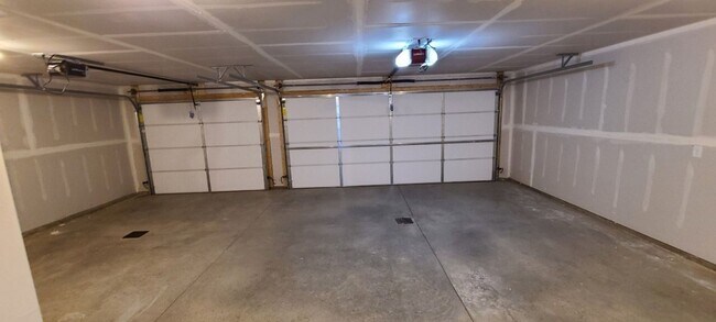 Foto del edificio - TWIN HOME IN SOUTH BISMARCK W/ HUGE 3 STALL GARAGE!