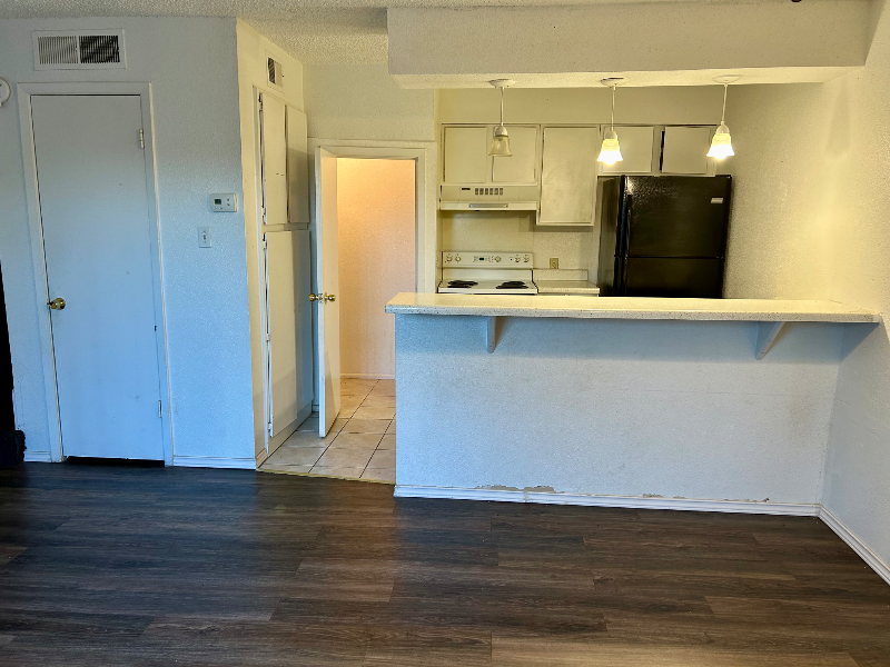 Foto principal - 215 Sprucewood Ln