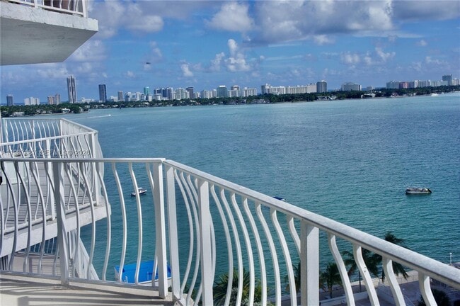 Foto del edificio - 7601 E Treasure Dr