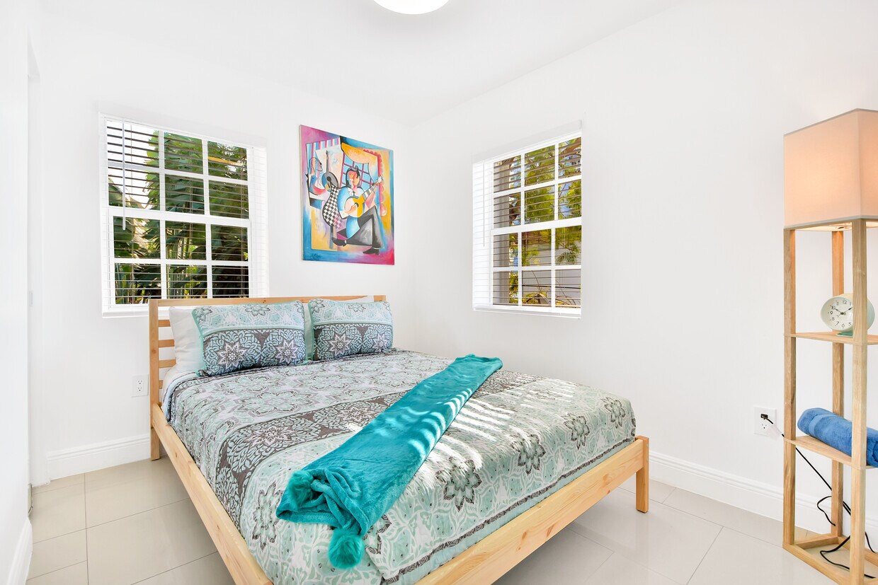 Foto principal - 6966 Byron Ave