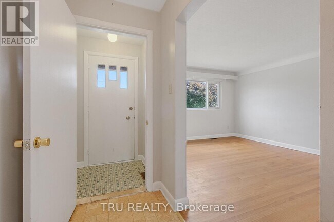 Building Photo - 1006 Riddell Ave S
