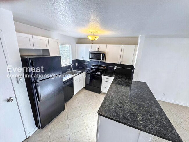 Foto del edificio - PROMO: Get ONE MONTH FREE when you sign a 15-month lease. / 2 Bed/2 Bath Condo with Essential Ame...