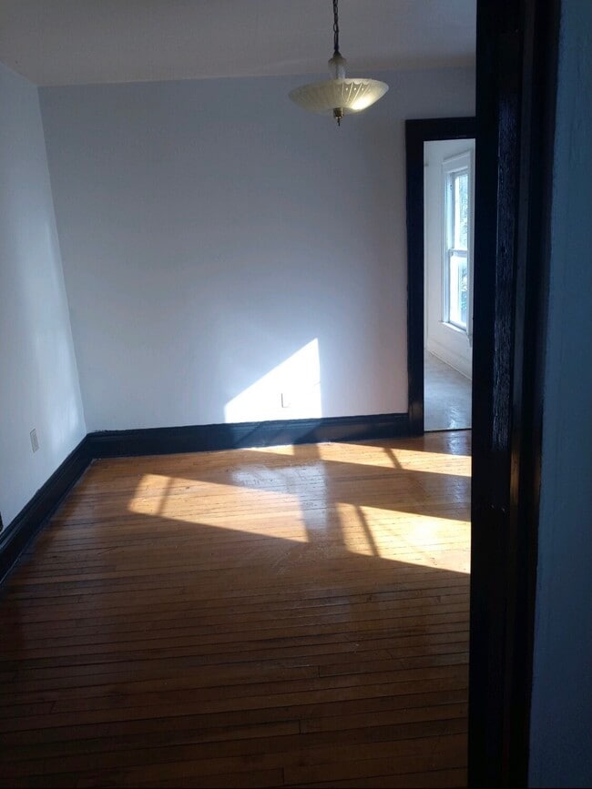 Building Photo - 121 Lakeview Ave