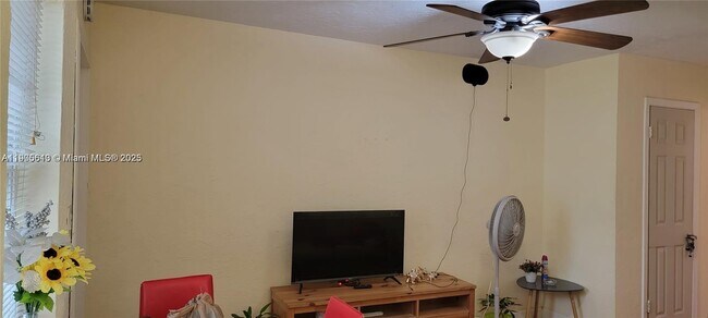 Foto del edificio - 2441 SW 27th Ave