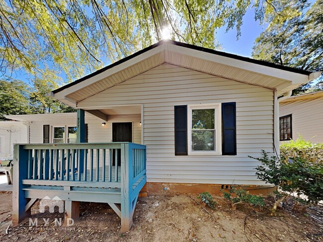Building Photo - 977 Moreland Dr SE