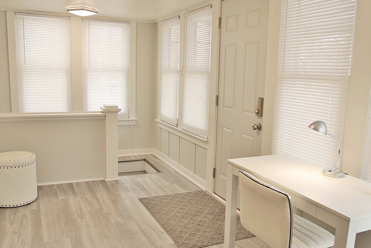 Front Entrance/Office - 326 Washington Ct